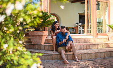 news_couple_on_terracotta-stairs