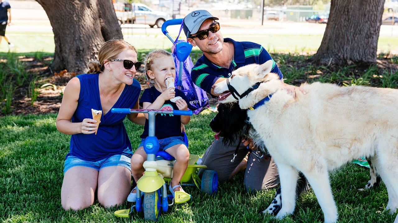 Family with dog at Parkindula