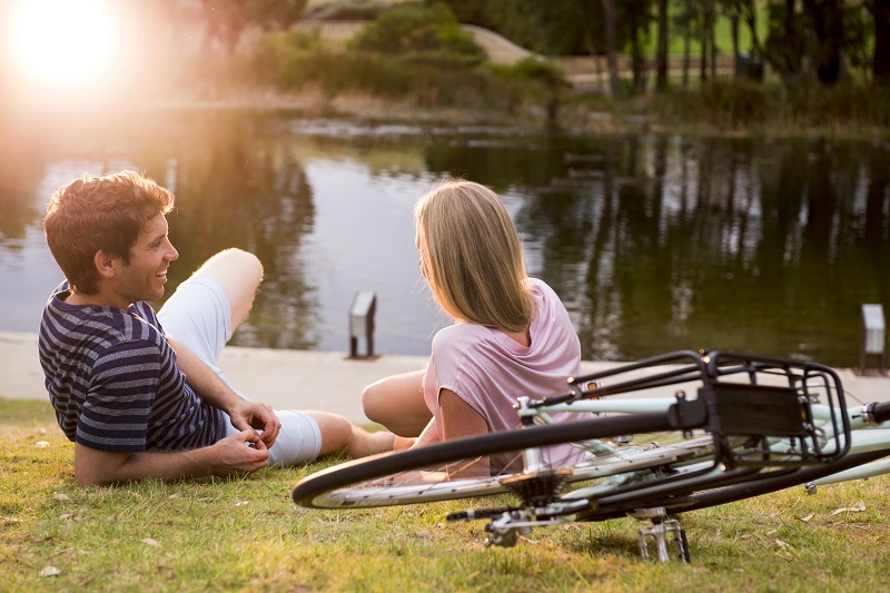 lakelands-couple-relaxing