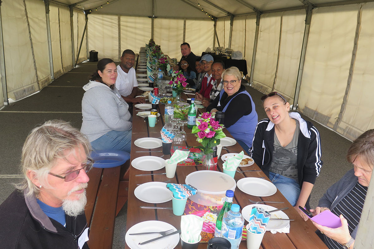 ave_long-table-lunch